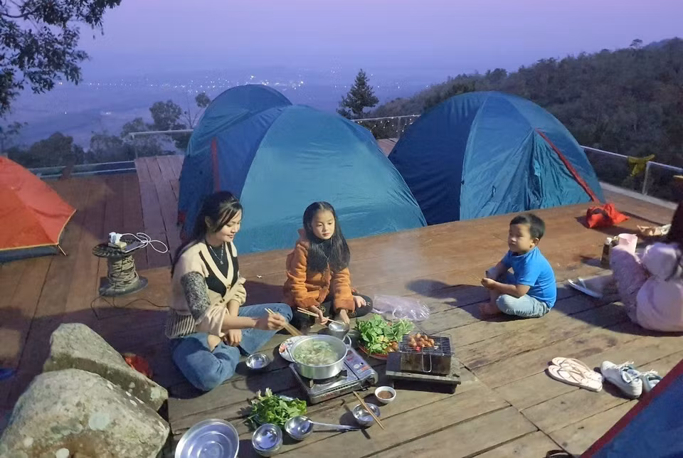 Une famille de touristes a choisi la maison d’hôtes "Nhà Của Mây" (Maison des nuages), au sommet du mont Câm, pour profiter de moments paisibles au cœur de la nature. Photo: VNA