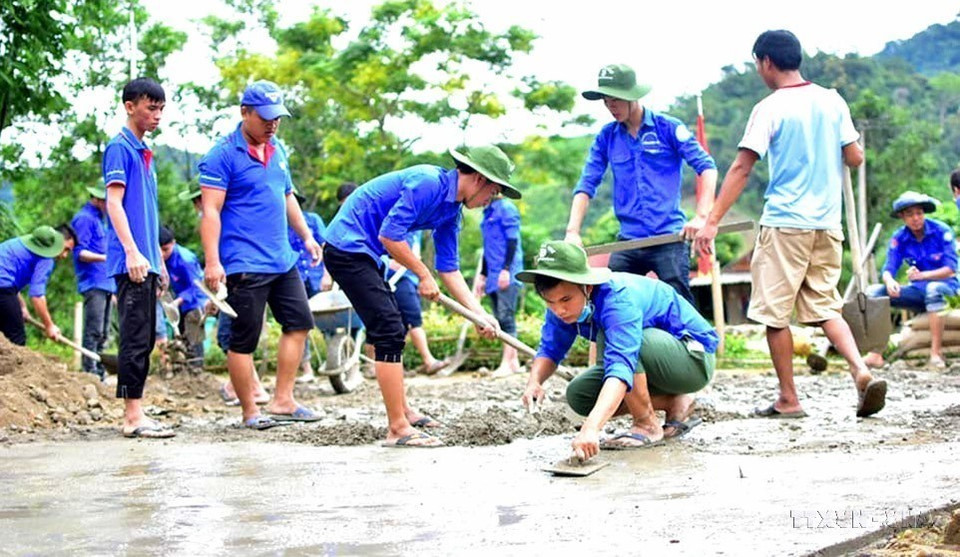 Des étudiants volontaires de l'Université de Huê participent à la construction de routes rurales dans le cadre de la Campagne des jeunes bénévoles de l'été 2018. Photo: VNA