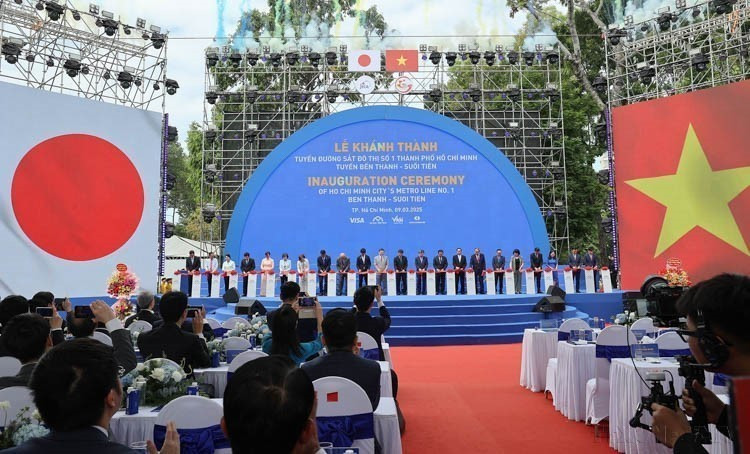 Une cérémonie a marqué l'inauguration à Hô Chi Minh-Ville du projet de ligne ferroviaire urbaine Ben Thanh-Suoi Tien. Financé en partie par l'aide publique au développement du Japon, ce projet est emblématique de la coopération entre les deux nations. Photo: VNA