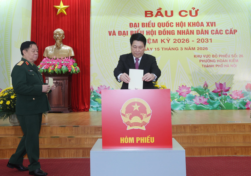 Le président Luong Cuong dépose son bulletin de vote dans l'urne. Photo: VNA