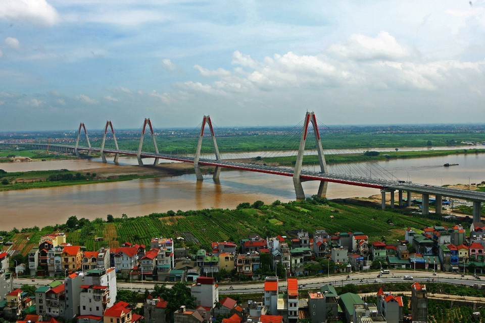 Le pont de Nhat Tan, à ce jour le plus grand pont à haubans enjambant le fleuve Rouge, fut un présent du peuple japonais à l'occasion du soixantième anniversaire de la libération de la capitale Hanoï (10 octobre 1954 - 10 octobre 2014). Photo: VNA
