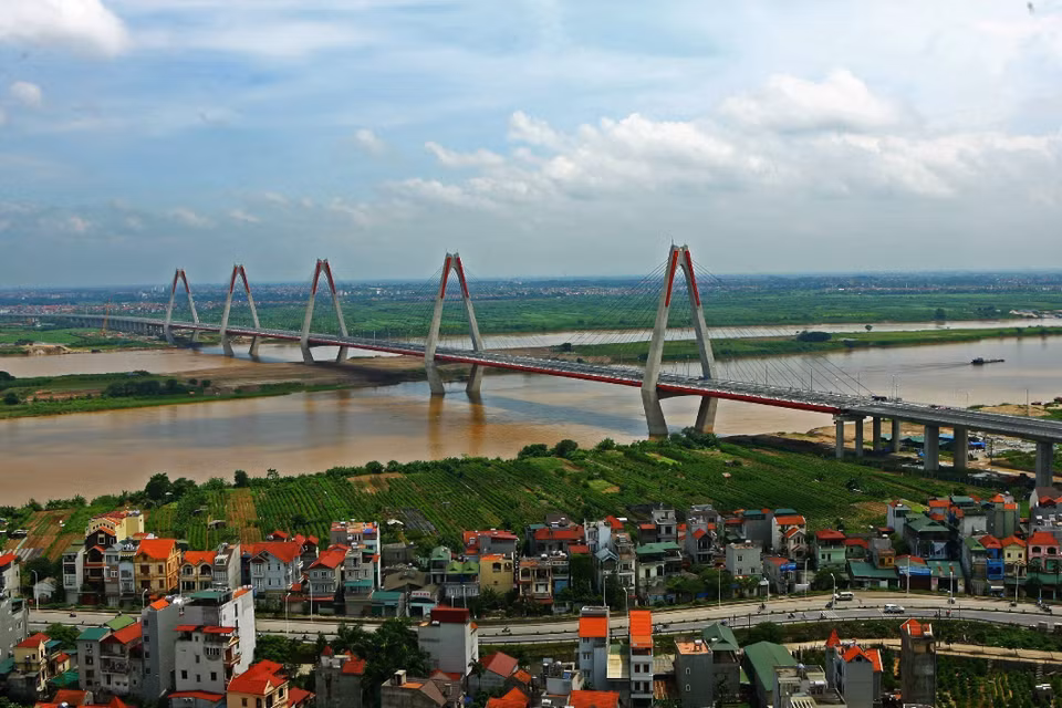 Le pont de Nhat Tan, à ce jour le plus grand pont à haubans enjambant le fleuve Rouge, fut un présent du peuple japonais à l'occasion du soixantième anniversaire de la libération de la capitale Hanoï (10 octobre 1954 - 10 octobre 2014). Photo: VNA