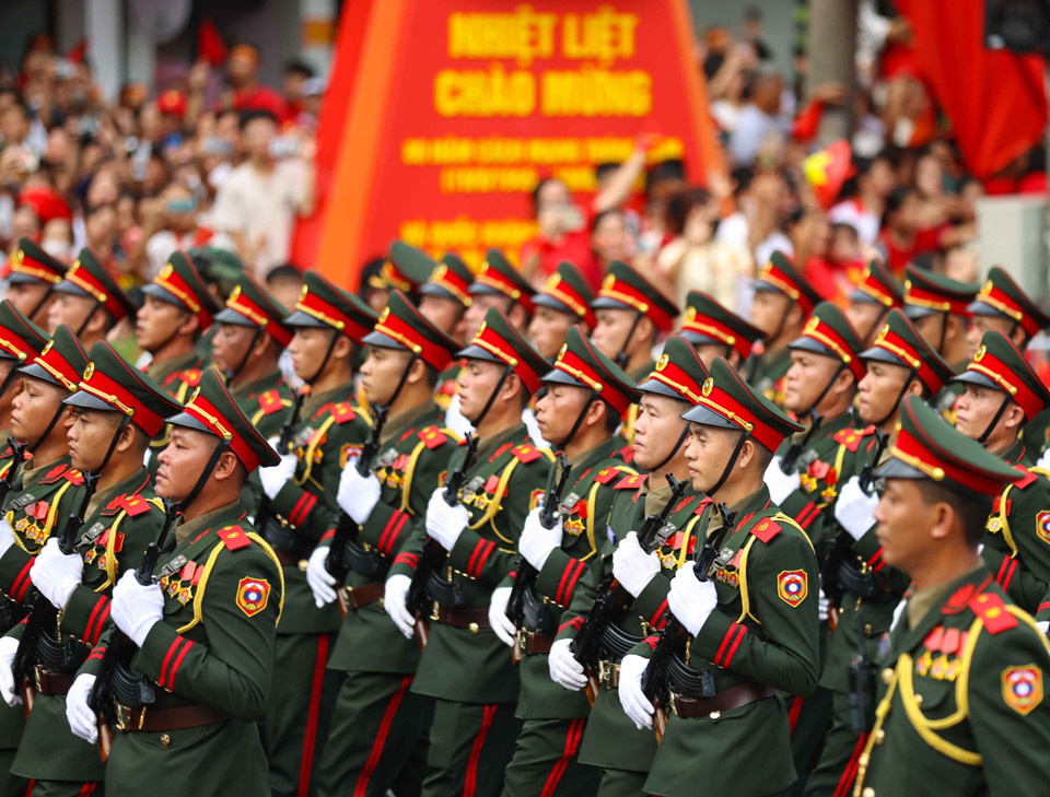 Des unités du défilé sur la rue Cua Nam. Photo : VNA