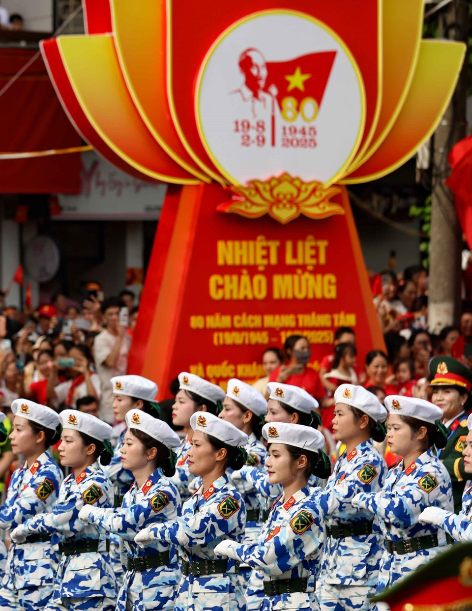 Des unités du défilé sur la rue Cua Nam. Photo : VNA