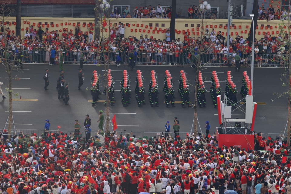 La foule acclame chaleureusement les unités du défilé. Photo : VNA