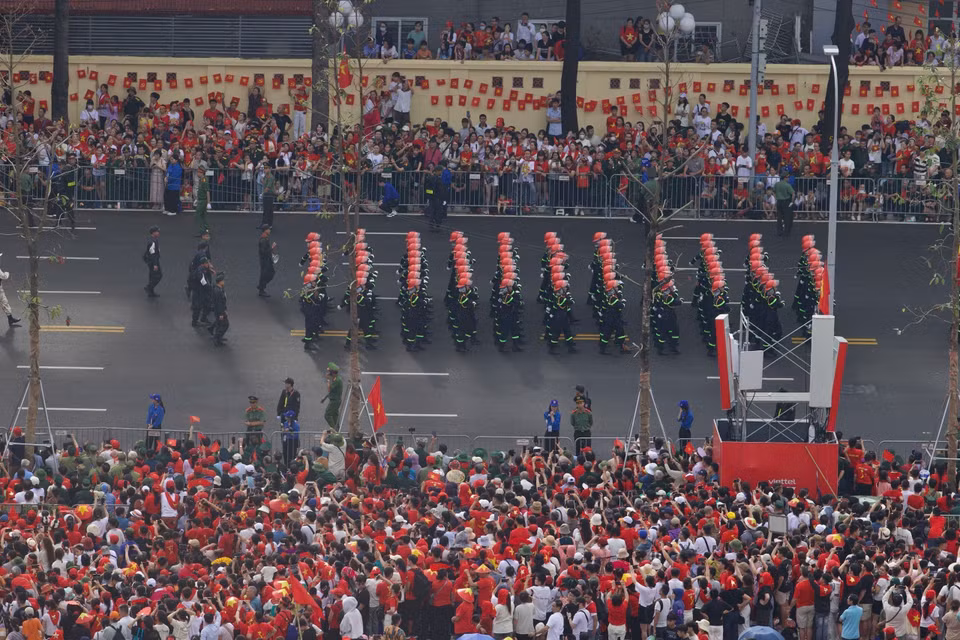 La foule acclame chaleureusement les unités du défilé. Photo : VNA