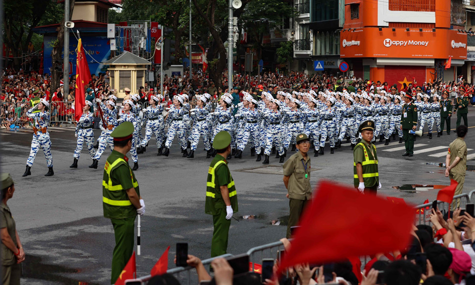 Des unités du défilé sur la rue Cua Nam. Photo : VNA