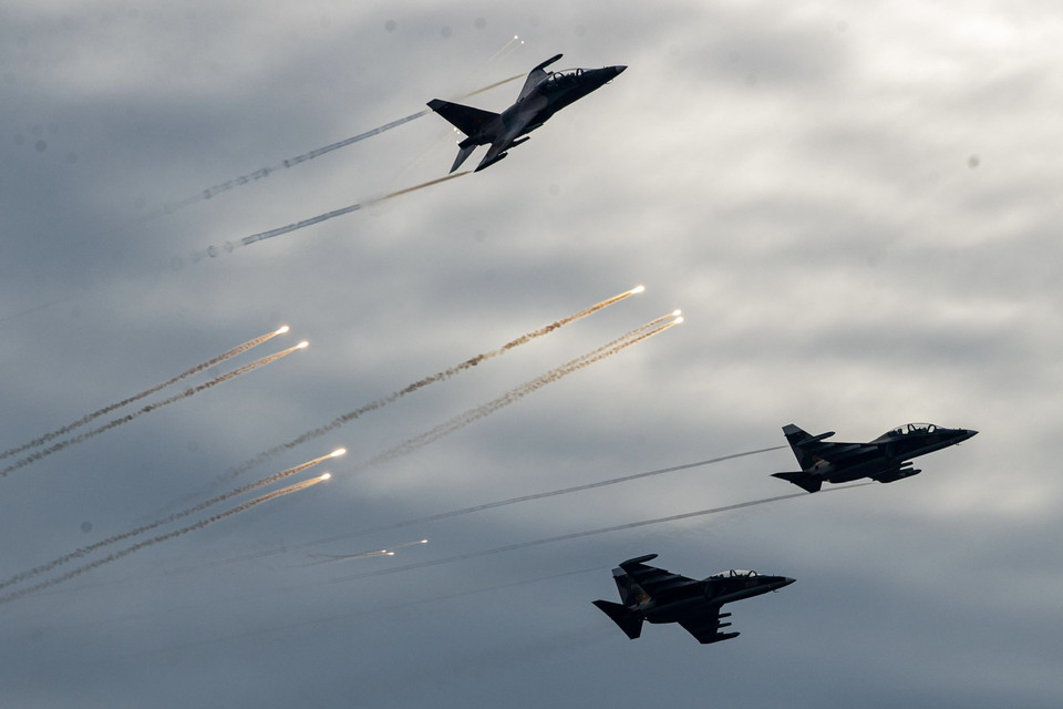 Les avions de chasse Su-30MK2 effectuent une démonstration aérienne dans le ciel de Hanoï. Photo : VNA