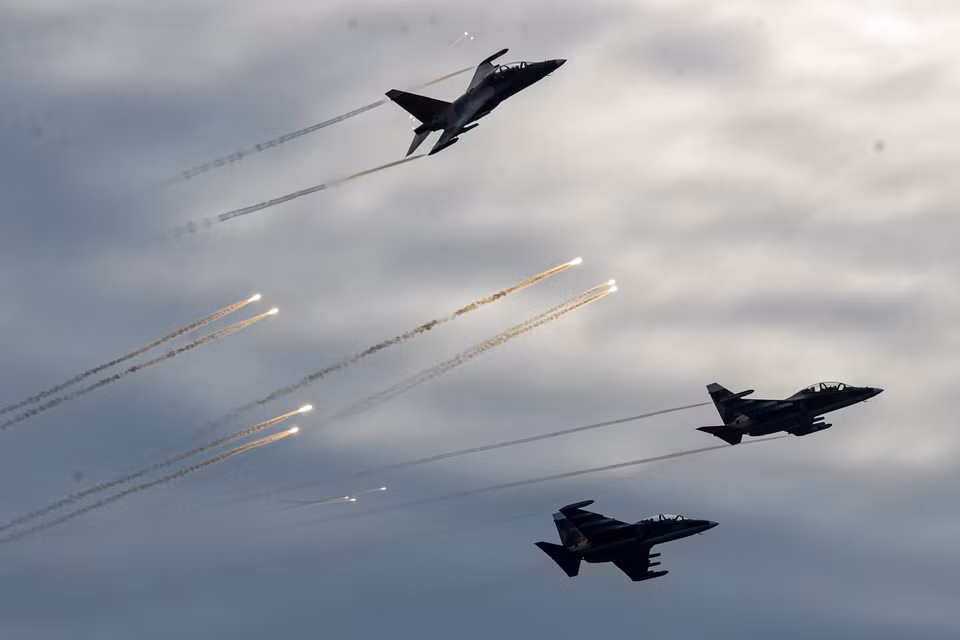 Les avions de chasse Su-30MK2 effectuent une démonstration aérienne dans le ciel de Hanoï. Photo : VNA