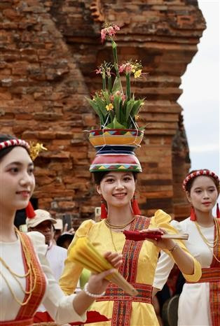 Jeunes filles Cham en costumes traditionnelles exécutant des danses lors de la fête.Photo: VNA