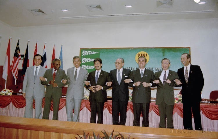 Le ministre des Affaires étrangères Nguyen Manh Cam (2e de droite), le secrétaire général de l'ASEAN et les ministres des Affaires étrangères de l'ASEAN lors de la réunion sur l’adhésion du Vietnam comme 7e membre officiel, le 28 juillet 1995, à Bandar Seri Begawan (Brunei). Photo: VNA