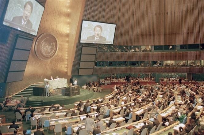 Depuis son adhésion, le Vietnam participe activement et assume des responsabilités importantes au sein du système des Nations Unies. Sur la photo : le président Trân Duc Luong a prononcé un discours lors de l’ouverture du Sommet du Millénaire des Nations Unies, le 6 septembre 2000 à New York. Photo: VNA