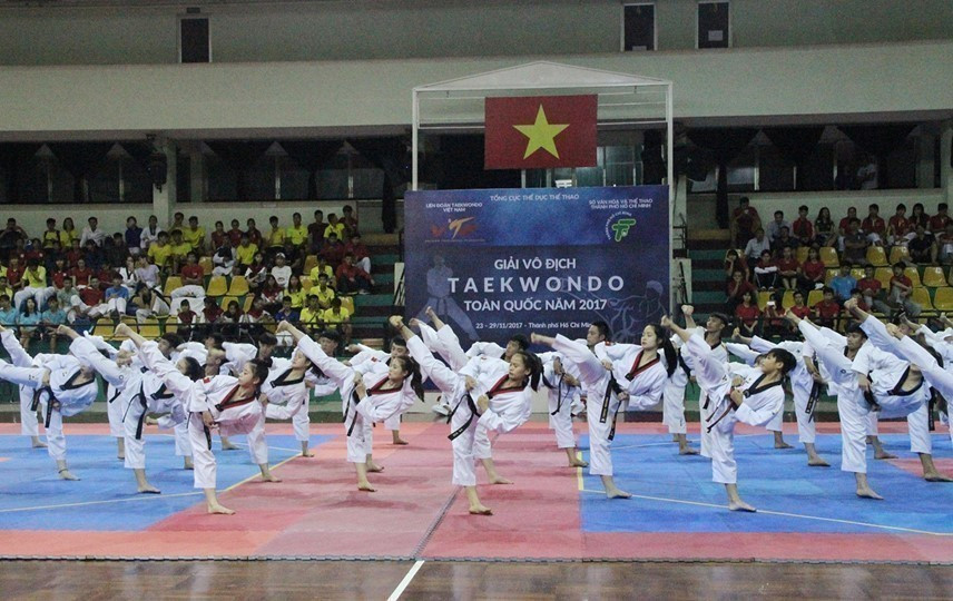 Le taekwondo, art martial originaire de la République de Corée, connaît un fort développement au Vietnam depuis plusieurs décennies. En octobre 2020, le gouvernement sud-coréen, par l’intermédiaire du Centre culturel de la République de Corée au Vietnam, s’est engagé à apporter un soutien complet au développement de cet art martial dans le pays, initialement pour la période 2020-2023. Photo : VNA