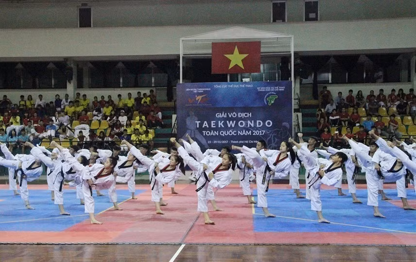 Le taekwondo, art martial originaire de la République de Corée, connaît un fort développement au Vietnam depuis plusieurs décennies. En octobre 2020, le gouvernement sud-coréen, par l’intermédiaire du Centre culturel de la République de Corée au Vietnam, s’est engagé à apporter un soutien complet au développement de cet art martial dans le pays, initialement pour la période 2020-2023. Photo : VNA