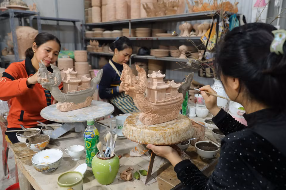 L'émaillage de l'œuvre en céramique « Dragon royal à la fête » dans l'atelier de l'artisan Nguyen Trong Nghia, au cœur du village de Bat Trang, témoigne d'un savoir-faire ancestral et d'une tradition perpétuée avec passion. Photo : VNA