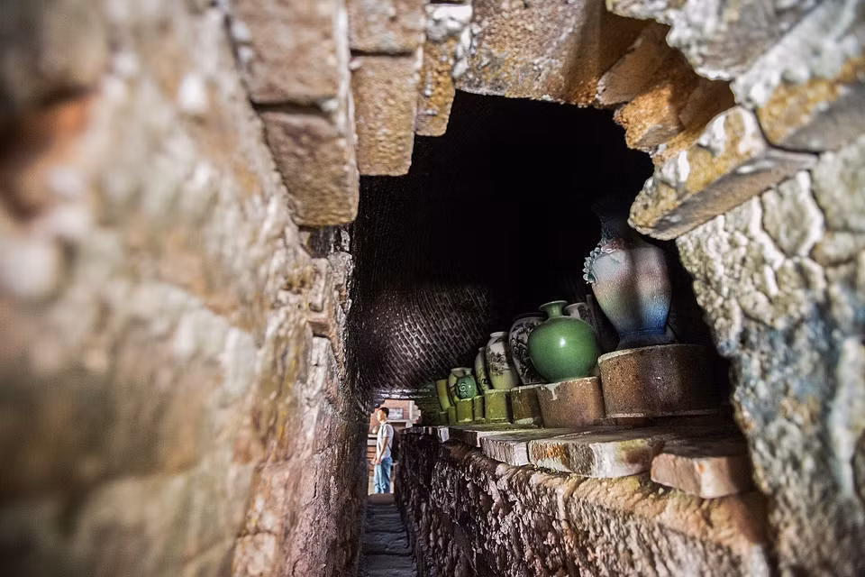 La reconstitution de la cuisson des poteries de Bat Trang dans les anciens fours du XIXe siècle offre aux visiteurs une expérience immersive, leur permettant de découvrir les secrets de fabrication de ces céramiques traditionnelles. Photo : VNA
