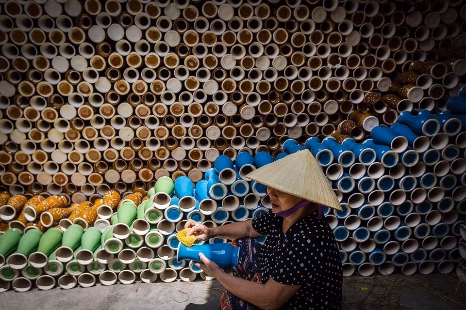 Les céramiques de Bat Trang évoluent constamment, offrant une gamme de produits de plus en plus vaste et variée. Des pièces traditionnelles aux créations contemporaines, les artisans s'adaptent aux tendances du marché national et aux demandes spécifiques des clients étrangers. Photo : VNA