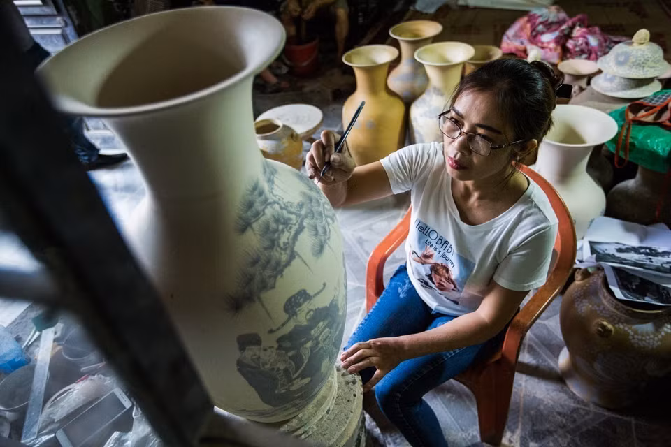 La création de motifs originaux pour les céramiques de Bat Trang est un processus constant d'innovation, où les artisans puisent leur inspiration dans la tradition pour créer des œuvres uniques. Photo : VNA