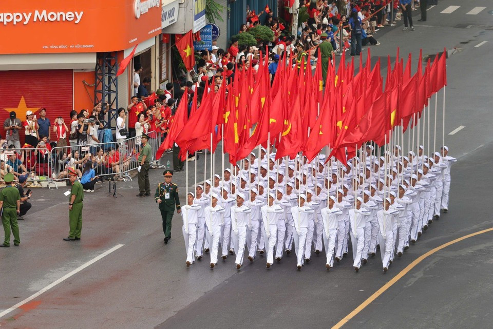 Des unités de parade défilent dans la rue Nguyen Thai Hoc lors de la répétition générale du défilé A80. Photo : VNA