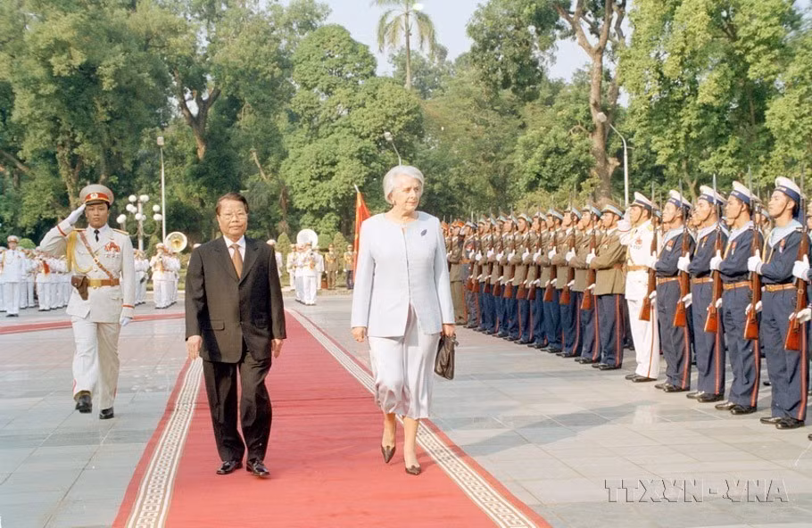 Le président du Vietnam, Trân Duc Luong préside la cérémonie d'accueil en l’honneur de la gouverneure générale de Nouvelle-Zélande, Silvia Cartwright, en visite officielle au Vietnam, le 24 novembre 2005. Photo: VNA