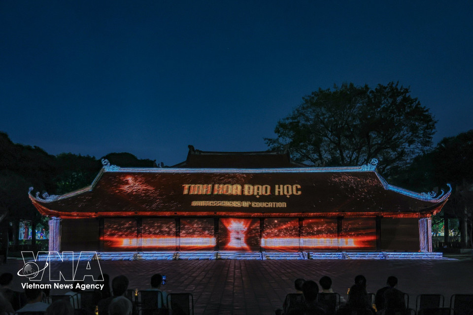 Ce voyage lumineux retrace avec émotion l'histoire du Temple de la Littérature, permettant au public de redécouvrir la richesse culturelle nationale de manière totalement inédite. Photo: VNA