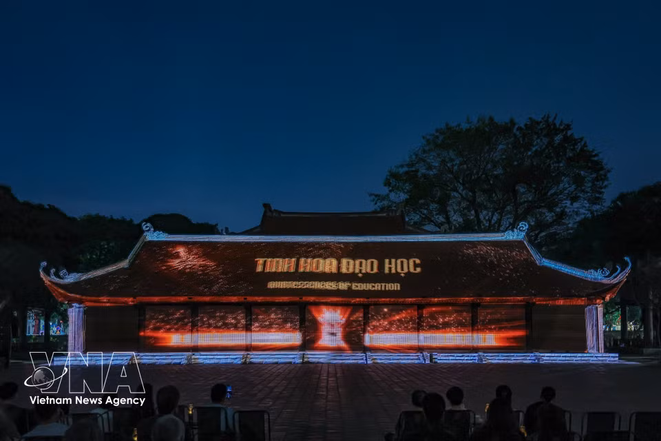 Ce voyage lumineux retrace avec émotion l'histoire du Temple de la Littérature, permettant au public de redécouvrir la richesse culturelle nationale de manière totalement inédite. Photo: VNA