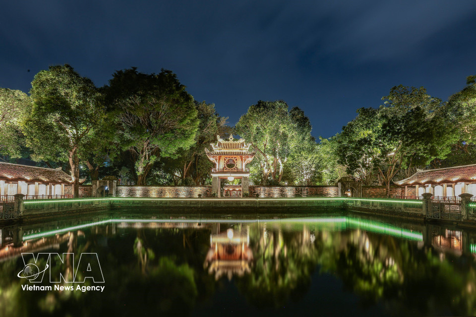 Le pavillon de la Constellation des lettres (Khue Van Cac) bénéficie d'un éclairage artistique qui magnifie la beauté de l'architecture traditionnelle. Photo: VNA