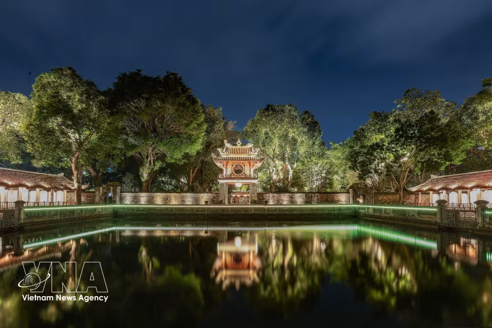 Le pavillon de la Constellation des lettres (Khue Van Cac) bénéficie d'un éclairage artistique qui magnifie la beauté de l'architecture traditionnelle. Photo: VNA