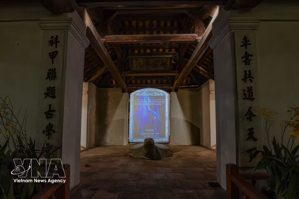 Les stèles de pierre ne sont plus de simples objets d'histoire, elles deviennent des « narratrices » grâce à la lumière, faisant passer le patrimoine d'un état statique à une expérience interactive. Photo: VNA