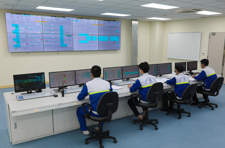 La salle de contrôle centrale gère et surveille toutes les activités de la station. Photo: VNA