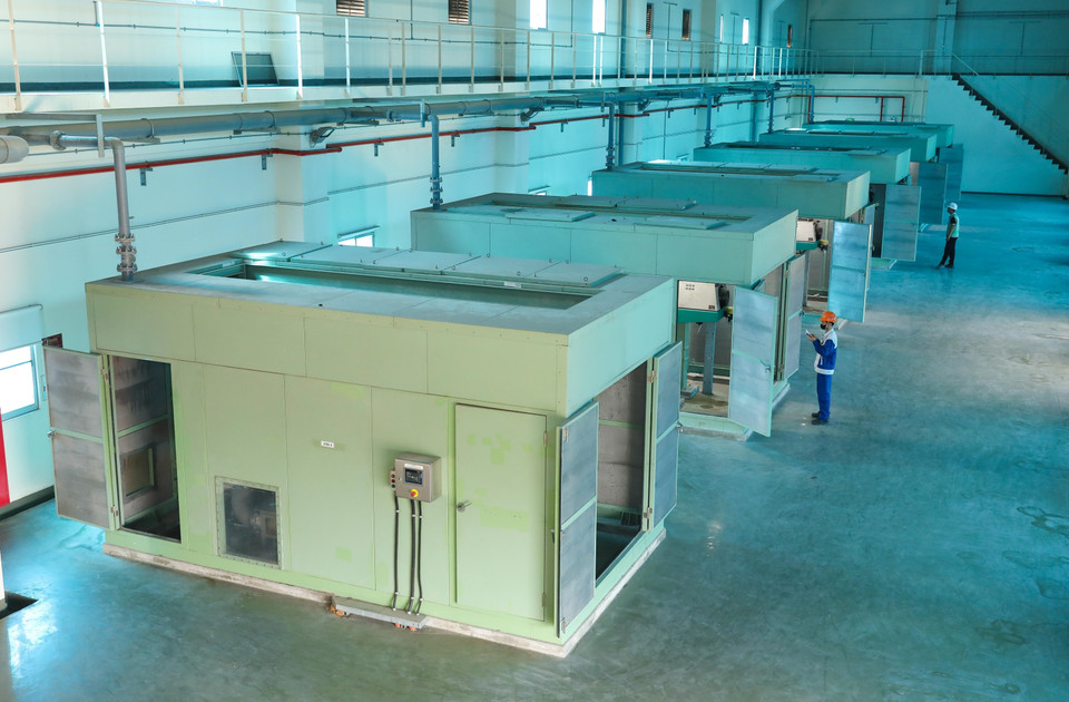 Un système de compression par gravité permet de sécher les boues avant de les transporter vers la décharge de Yen So. Photo: VNA