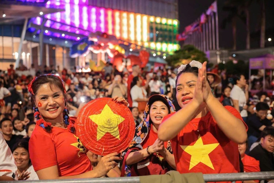 Des dizaines de milliers de personnes veillent toute la nuit dans l’attente de la répétition générale du défilé de la Fête nationale. Photo : VNA