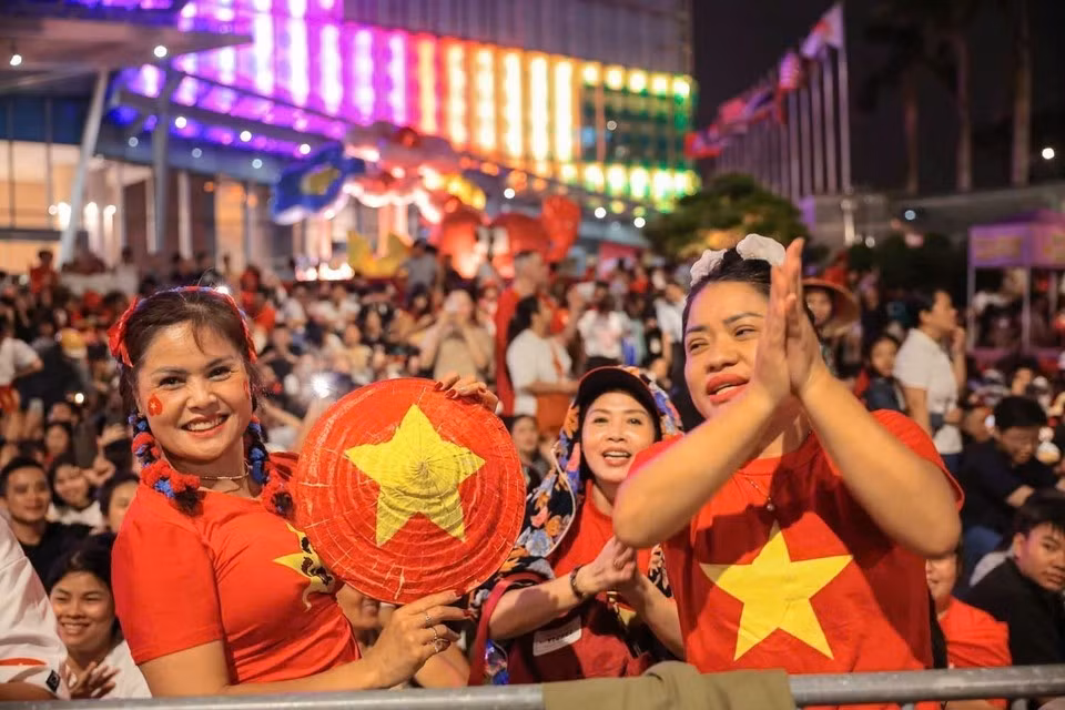 Des dizaines de milliers de personnes veillent toute la nuit dans l’attente de la répétition générale du défilé de la Fête nationale. Photo : VNA