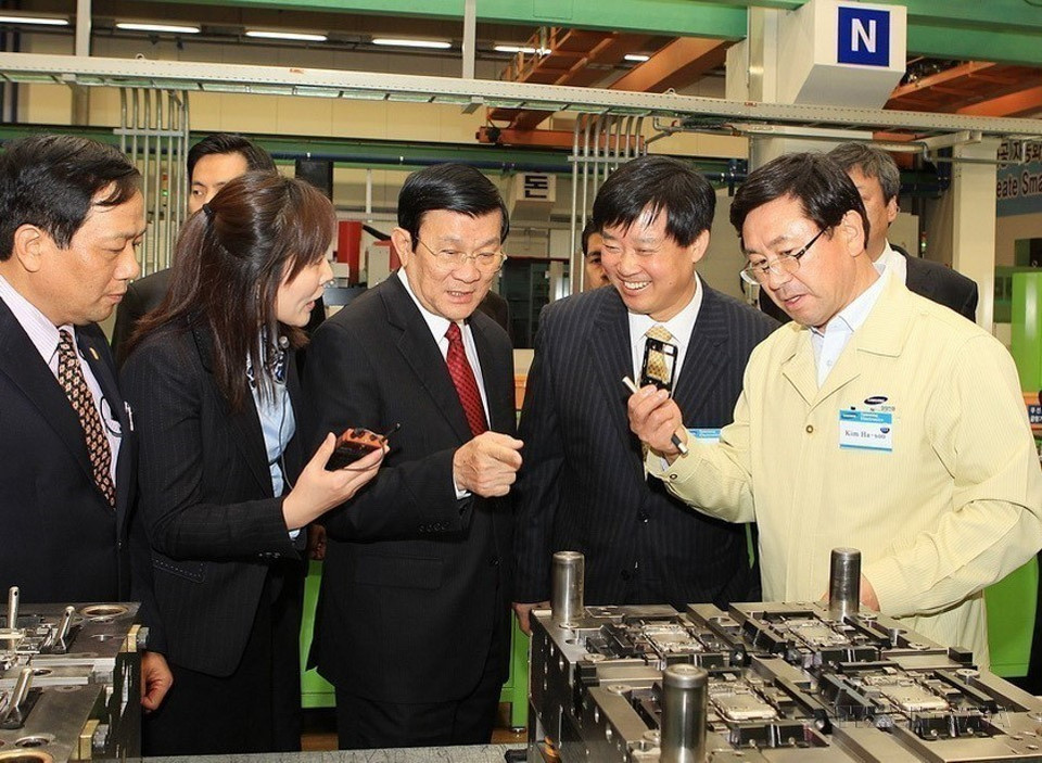 Le président vietnamien Truong Tân Sang visite l'usine de production de téléphones portables Samsung à Gumi, en République de Corée, le 10 novembre 2011. Photo : VNA