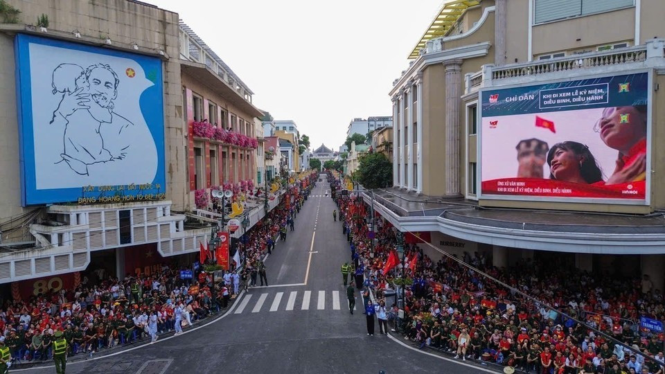 Foule rassemblée au carrefour de Trang Tien pour assister à la répétition du défilé de la Fête nationale. Photo : VNA
