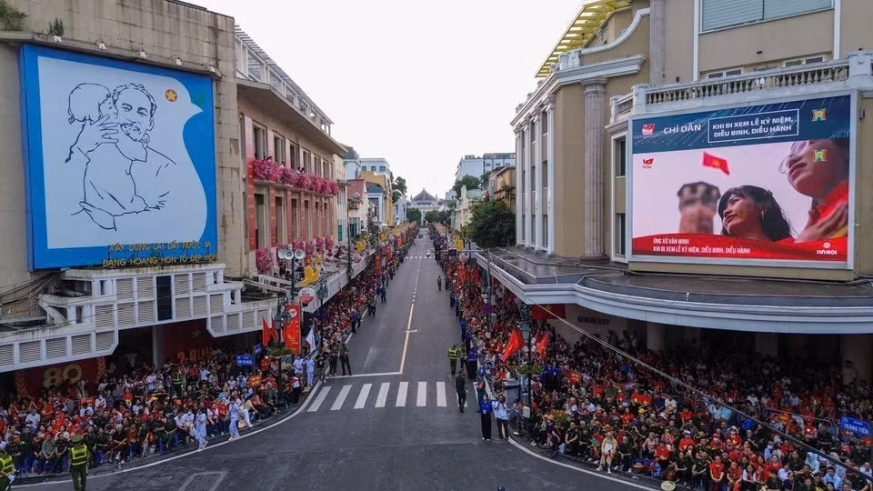 Foule rassemblée au carrefour de Trang Tien pour assister à la répétition du défilé de la Fête nationale. Photo : VNA