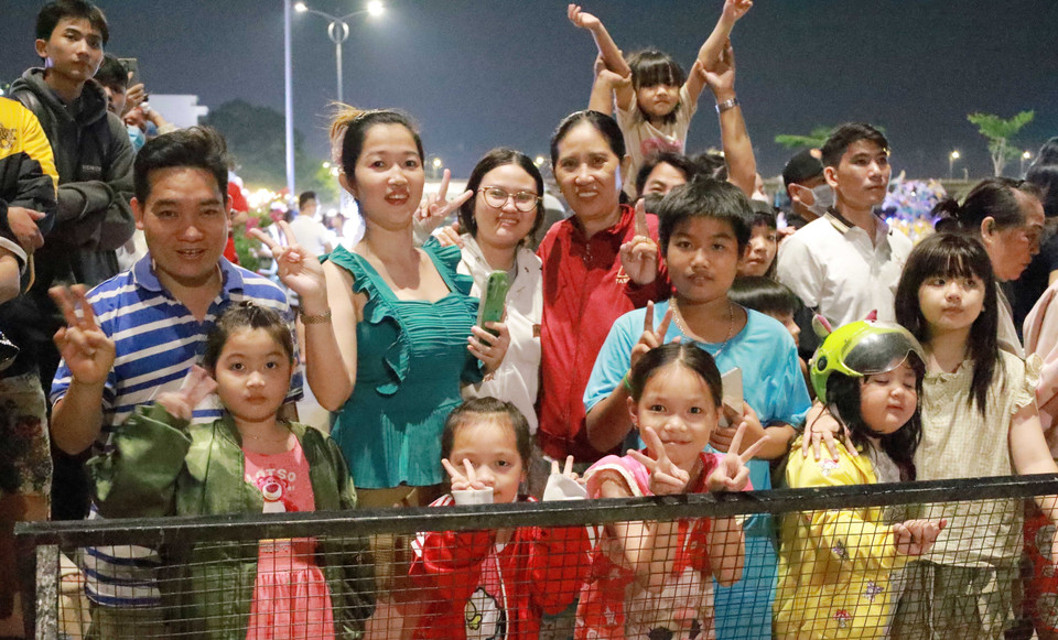 Depuis l'après-midi, des milliers d'habitants se sont rassemblés pour admirer le preùier spectacle de flyboard sur la rivière Dông Nai. Photo: VNA