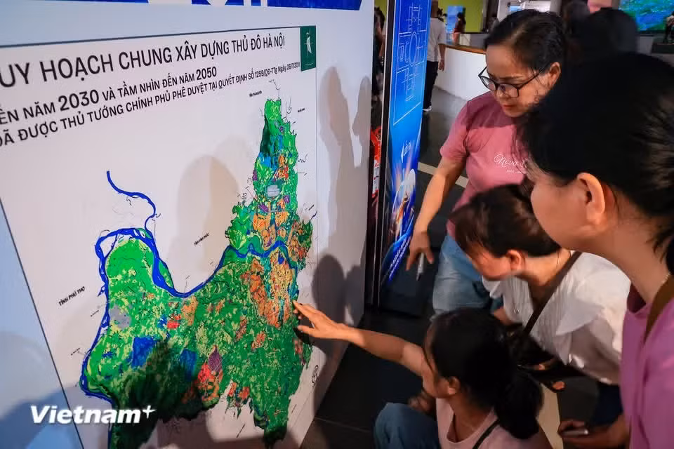 Parmi les 11 groupes de solutions stratégiques figurent le développement des liaisons régionales selon le modèle « noyau - satellites », ainsi qu'une avancée majeure dans le réseau de chemin de fer urbain d'une longueur totale planifiée d'environ 1 153 km, associée au modèle de développement orienté vers les transports en commun (TOD). Photo: VietnamPlus