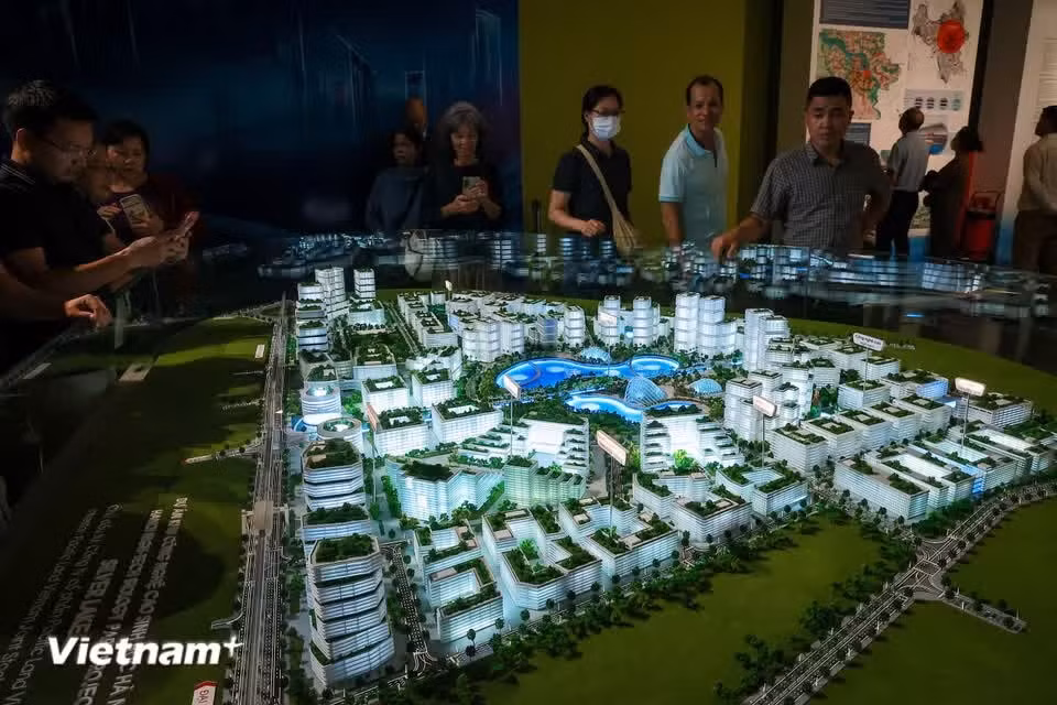 Le musée expose en outre des plans et des maquettes de plusieurs projets emblématiques de Hanoï. Photo: VietnamPlus