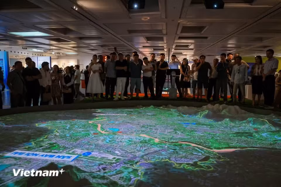 La maquette de l'espace d'exposition dédié au plan du développement des transports de la capitale. Photo: VietnamPlus