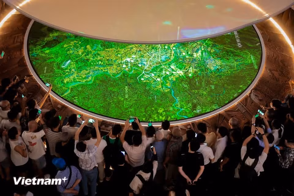 Au centre du premier étage du Musée de Hanoï, une maquette circulaire du plan directeur de 7 mètres de diamètre intègre l'ensemble des nouvelles limites du projet à l’horizon de 100 ans. Photo: VietnamPlus