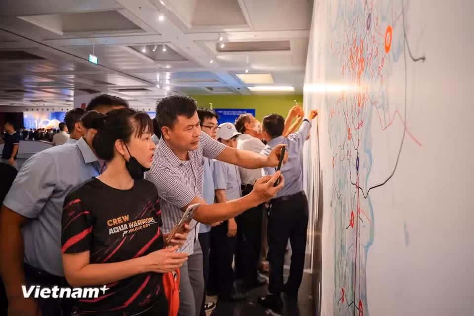 Les visiteurs peuvent facilement observer et étudier les contenus présentés par thème pour chaque zone. Photo: VietnamPlus