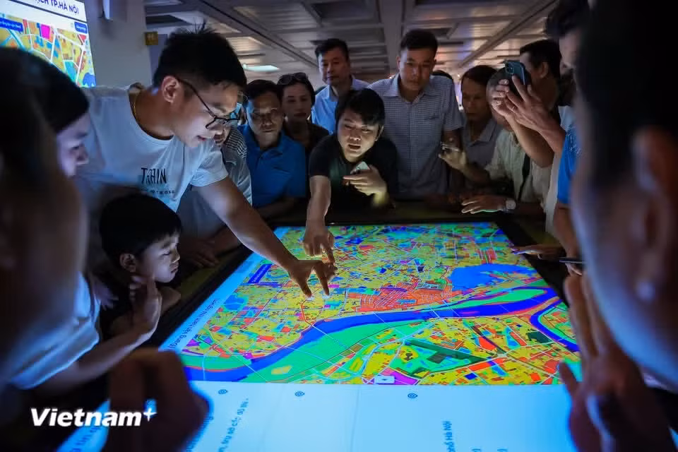 L'espace dédiée à la projection de documentaires en 3D sur le plan directeur et l'expérimentation du système de recherche d'informations d'aménagement de la ville. Photo: VietnamPlus