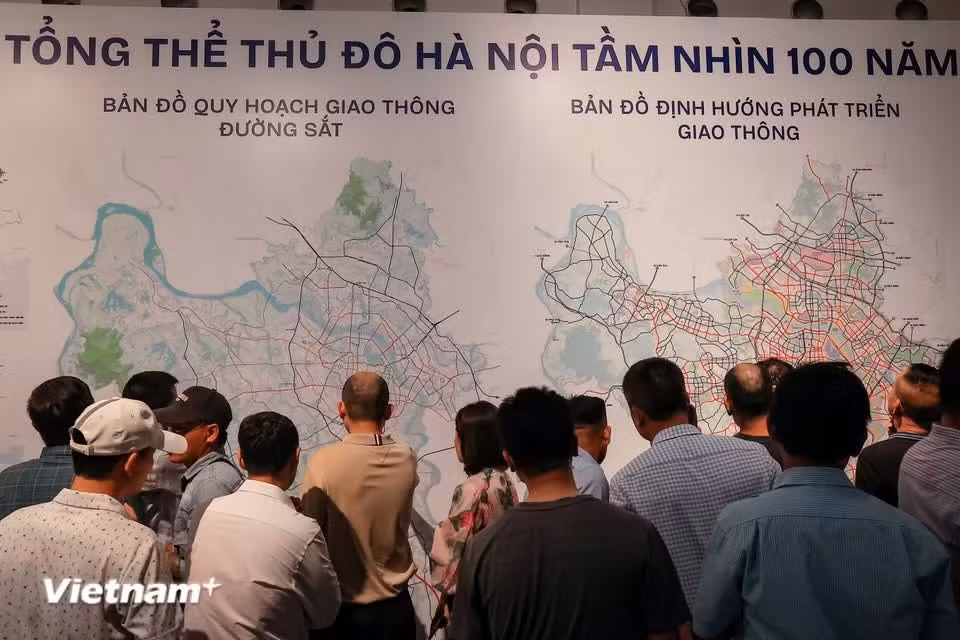 Le quatrième étage, d'une superficie d'environ 1 200 m², propose un espace d'exposition solennel abritant une maquette à projection mapping 3D pour illustrer de manière dynamique les orientations d'aménagement. Photo: VietnamPlus