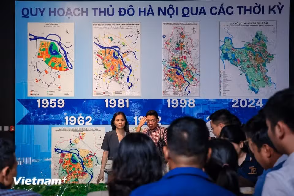 Cet espace comprend également un système de grands panneaux d'affichage présentés selon les différentes périodes historiques liées au développement et à l'extension administrative de la capitale. Photo: VietnamPlus