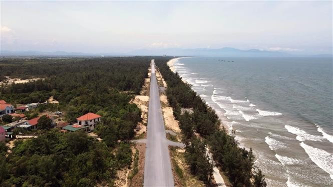 La route côtière de Quang Tri ouvre de nouvelles perspectives de développement pour de nombreuses zones à fort potentiel le long du littoral. Photo : VNA