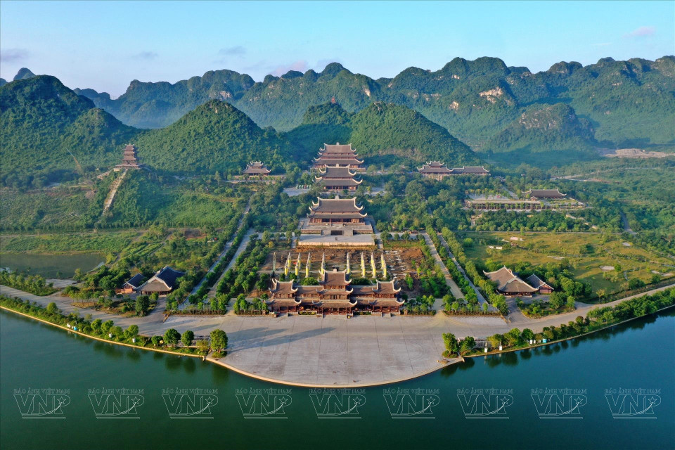 Située à seulement 30 km de Bai Dinh et du complexe paysager de Trang An (inscrit au patrimoine mondial de l'UNESCO), la pagode Tam Chuc constitue une étape incontournable pour les voyageurs explorant le Nord du Vietnam. Photo: VNA
