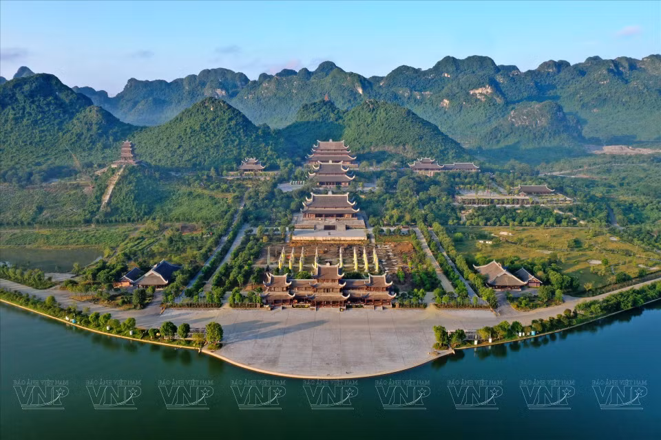 Située à seulement 30 km de Bai Dinh et du complexe paysager de Trang An (inscrit au patrimoine mondial de l'UNESCO), la pagode Tam Chuc constitue une étape incontournable pour les voyageurs explorant le Nord du Vietnam. Photo: VNA
