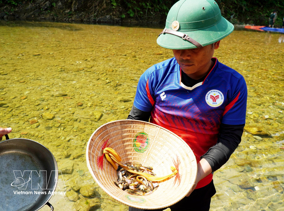 Les participants attrapent de poissons. Photo: VNA