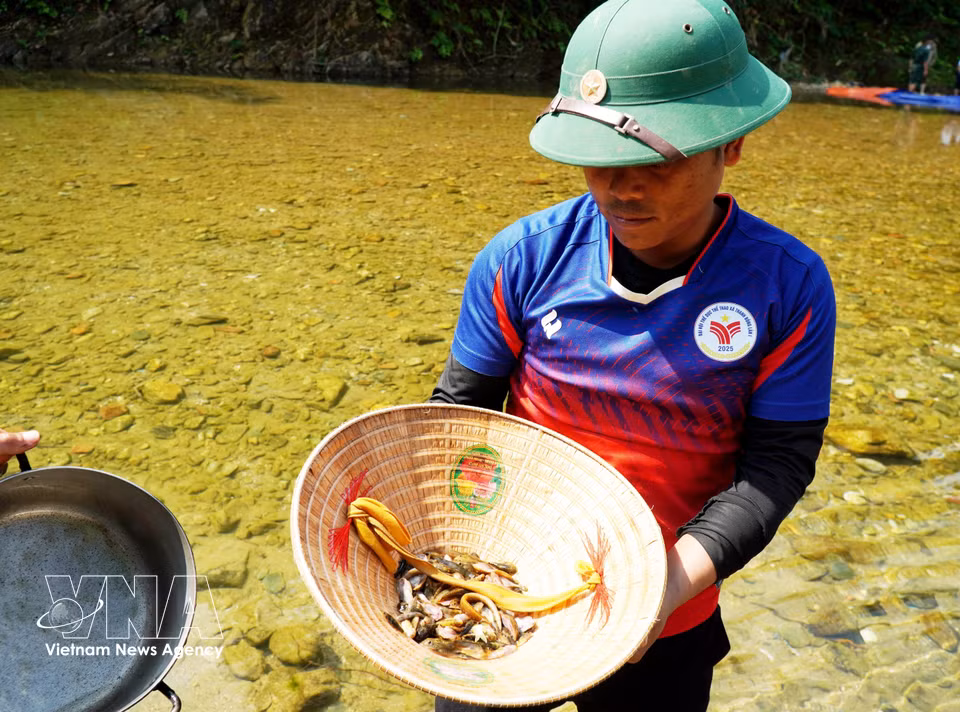 Les participants attrapent de poissons. Photo: VNA